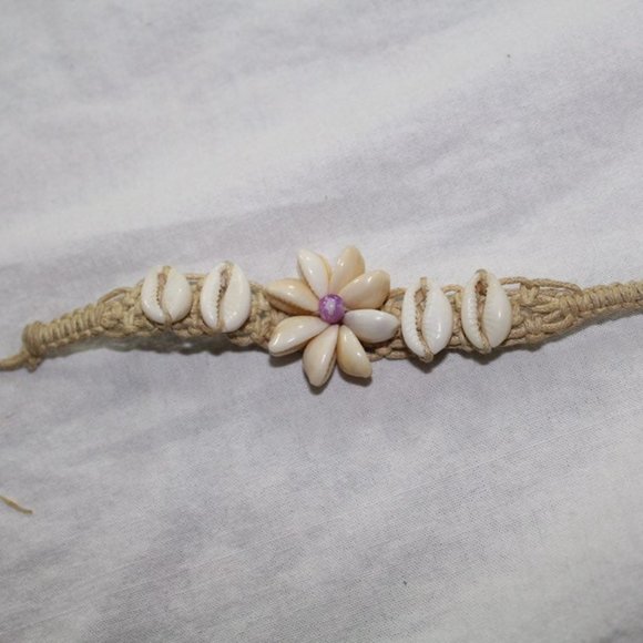Handmade seashell bracelet - Picture 1 of 3